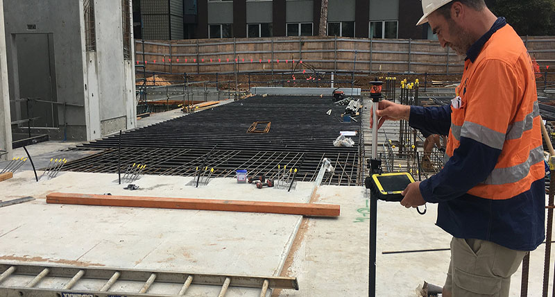 Leica iCON-Case Study – Bauarbeiter steckt Punkte auf einer Baustelle ab.